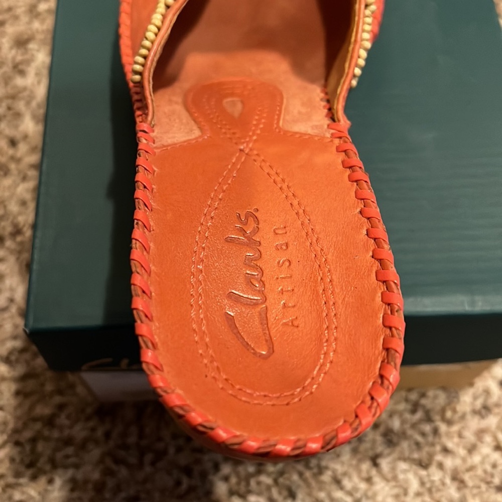 CLARKS WOMENS LEATHER SLIDES IN SZ 6.5…BEAUTIFUL CORAL COLOR…WORN ONE TIME!!! - Picture 8 of 9